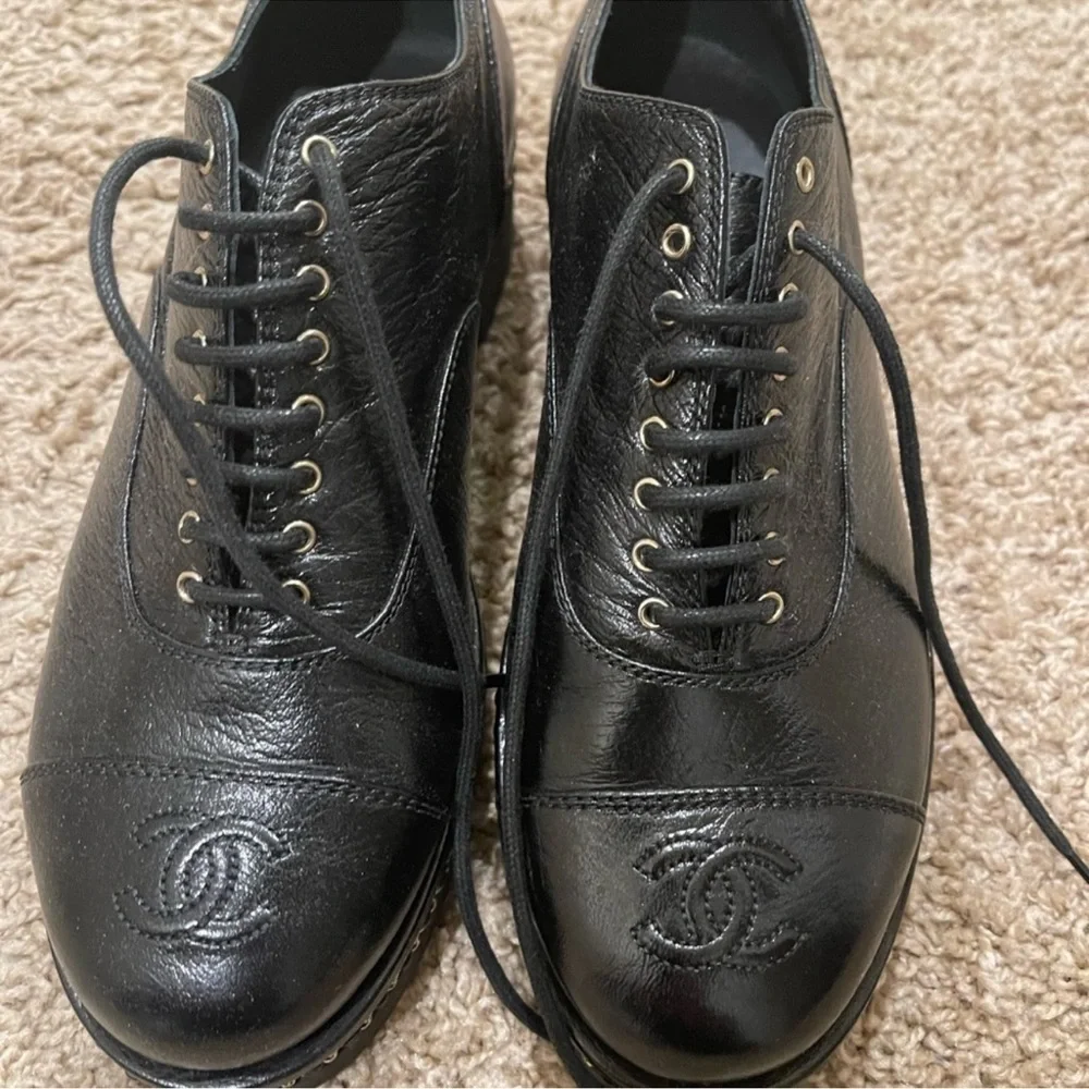 CHANEL Black Leather Shoes with Gold Chain Accent - Picture 4 of 4